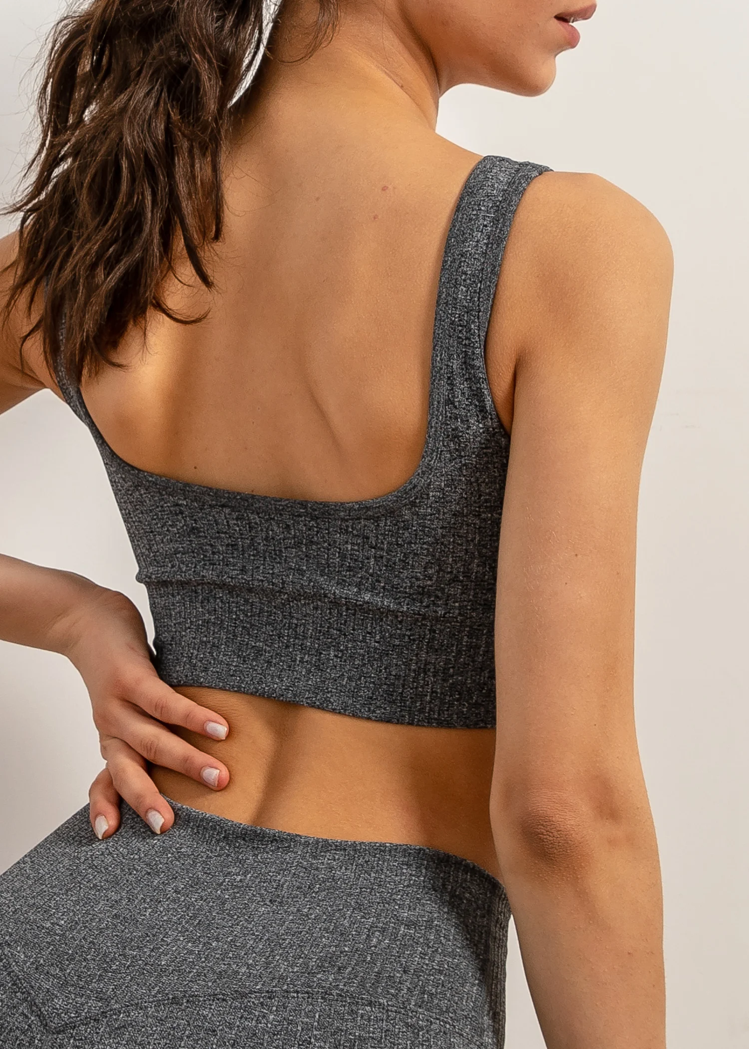 3 قطع من القمصان الرياضية المريحة بدون خياطة - حمالات صدر مضلعة مع وسادات قابلة للإزالة، وأشرطة واسعة، غير سلكية