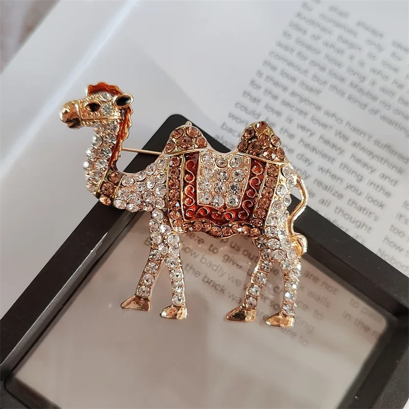 دبابيس لامعة فاخرة من الكريستال بالكامل للرجال والنساء ، بوتيك ، شارات جمل ، دبابيس كلاسيكية ، لكل من الرجال والنساء ، على طراز القصر ، دبابيس حيوانات ، أزياء