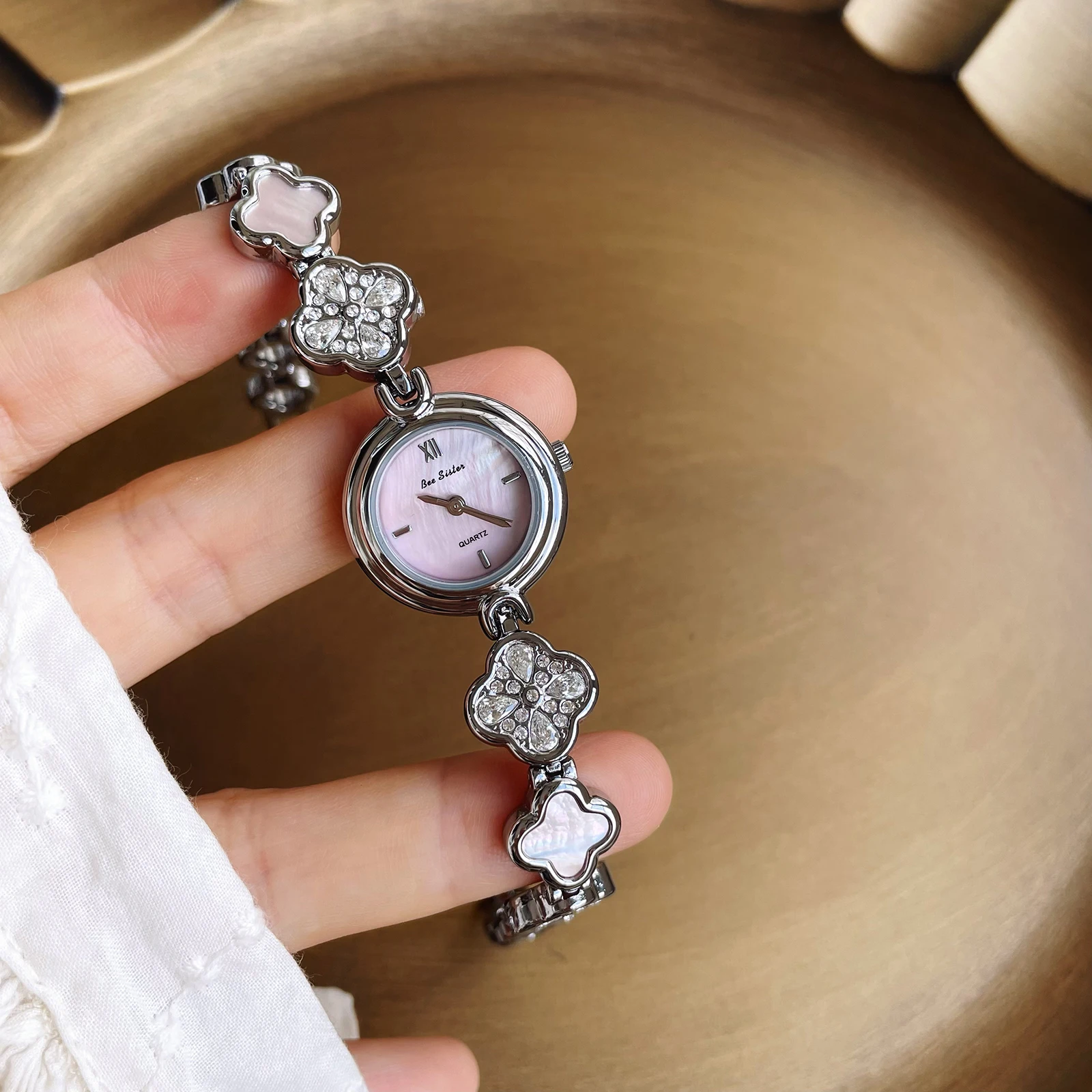 ساعة اسوارة نسائية، قرص بسيط من عرق اللؤلؤ، طراز أنيق، طراز جديد 2025، هدية عيد ميلاد، هدية للسيدات، هدية نسائية.