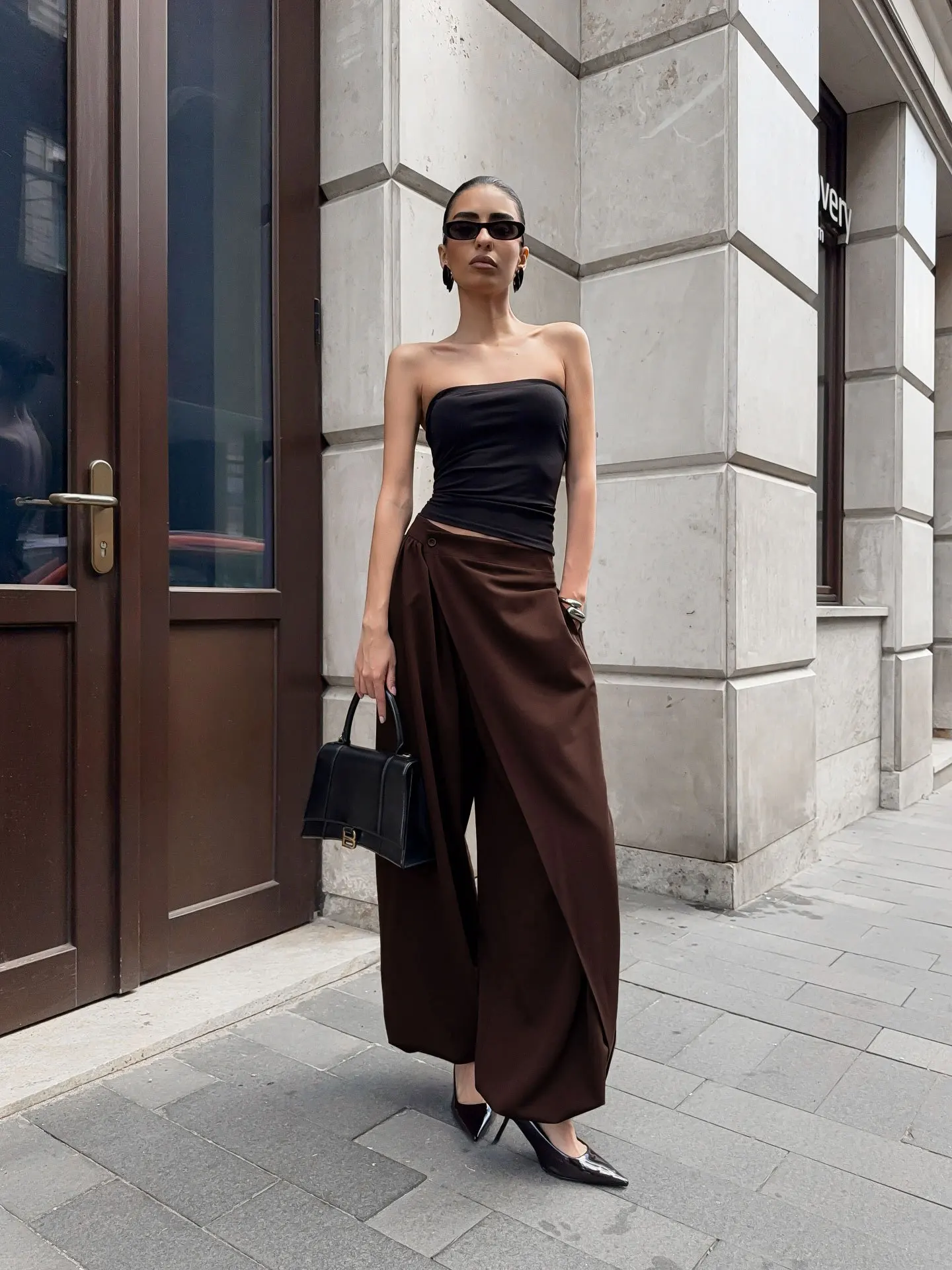 Hochgeschnittene Damenhose, Trendige Schwarze Streetwear, Unregelmäßige Lose Passform, Knopfverschluss, Laternenhose, Vielseitige Pendlerhose für Damen – Detail 9