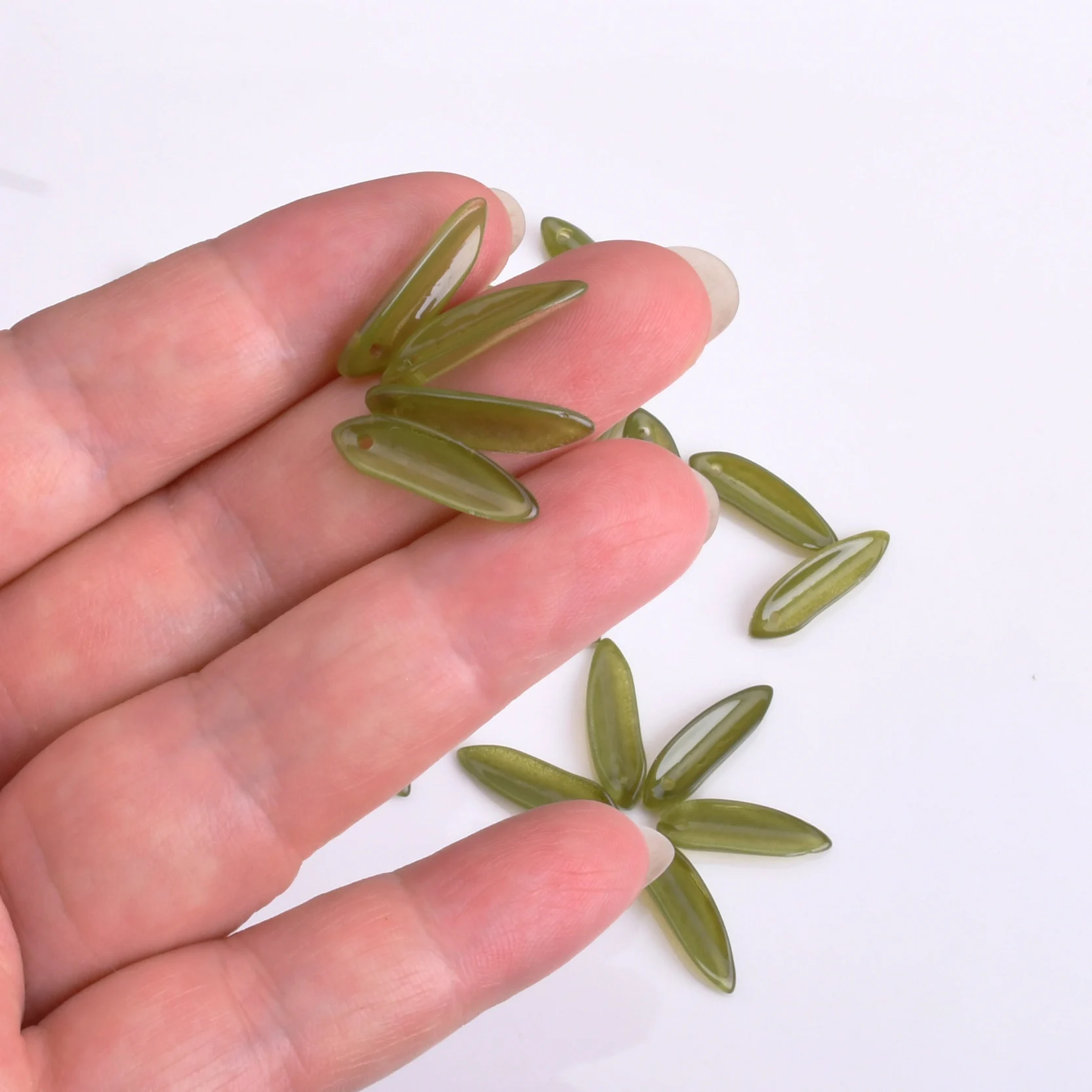 Cuentas colgantes perforadas con forma de hoja de bambú para fabricación de joyas, abalorios pequeños de vidrio de 6x20mm, hechos a mano, con diseño