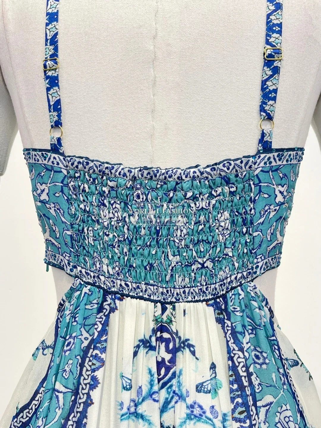 Vestido midi con cuello halter y cintura recortada sin mangas con estampado floral azul de seda de alta calidad para vacaciones