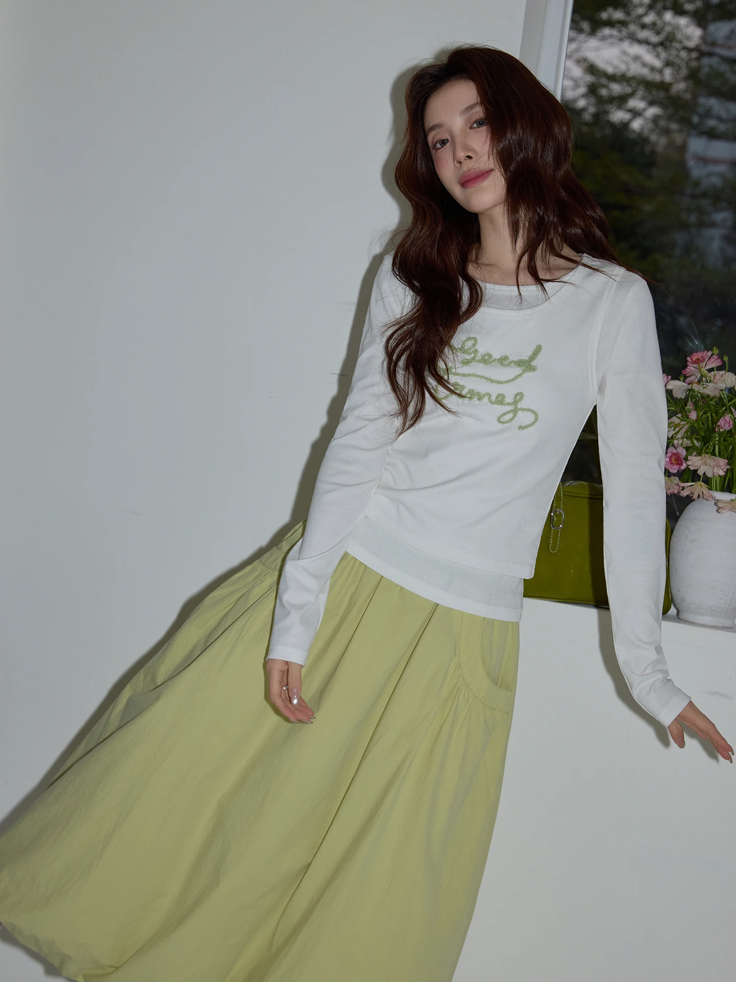 Camiseta Feminina Casual Chique de Manga Longa para Usar por Baixo de Colete, Top de Camadas na Cor Bege, Moda Primavera Estilo Coreano, Ajuste Slim