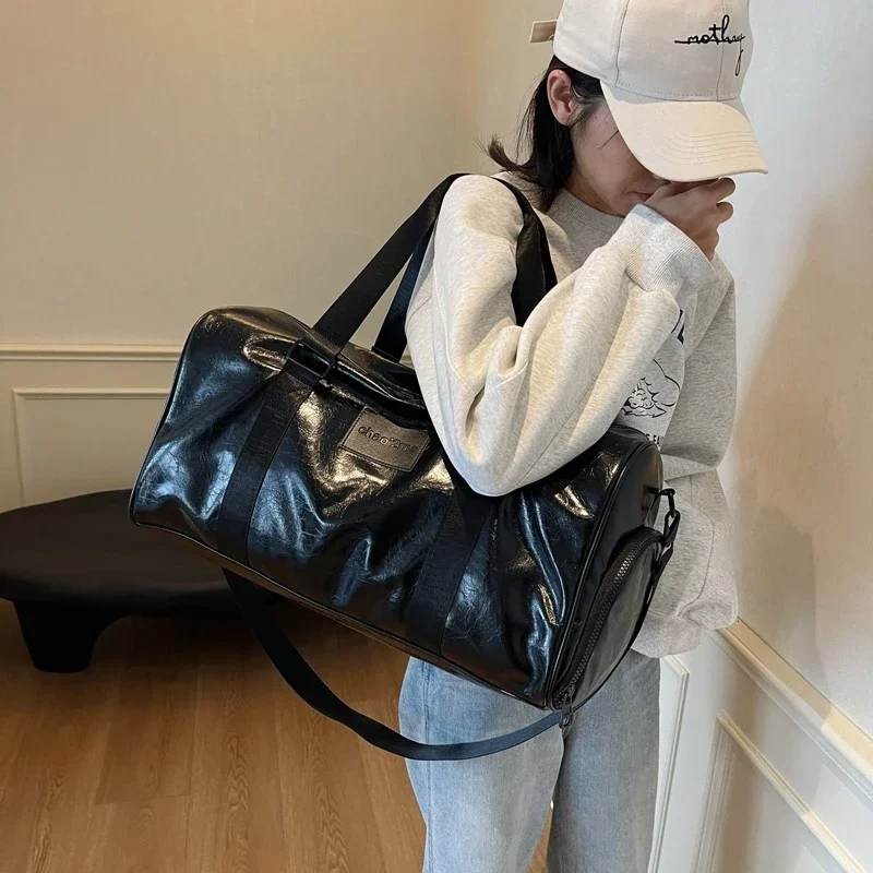 Bolso de viaje de gran capacidad de PU brillante súper genial 2024, bolso de hombro y bandolera sencillo e informal con sentido de lujo a la moda para Unisex