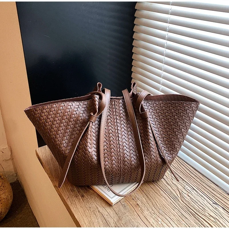 Strohgewebte Tragetasche im Wing-Stil, Designer-Umhängetasche für den Arbeitsweg, koreanische Sommer-Nischen-Handtasche mit großem Fassungsvermögen für Damen – Detail 13