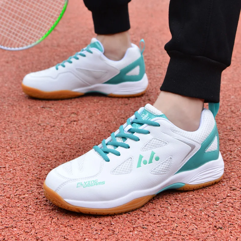 Sepatu Badminton Pro pria dan wanita, sneaker bernafas menyerap guncangan untuk latihan Tennis 2025