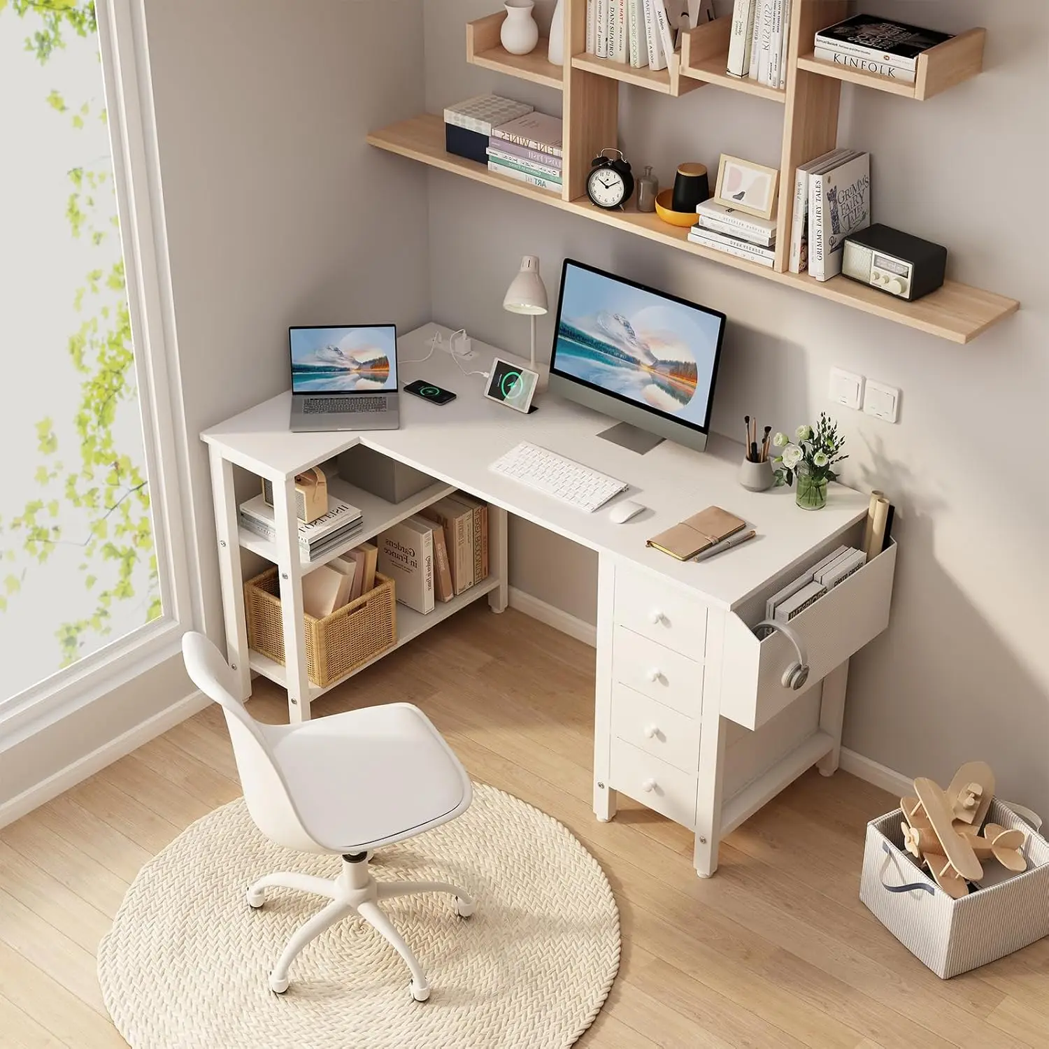 Bureau d'ordinateur en forme de L blanc avec égouts de proximité et étagères de rangement, bureau d'angle de 47 pouces avec prise de courant pour la maison et le bureau