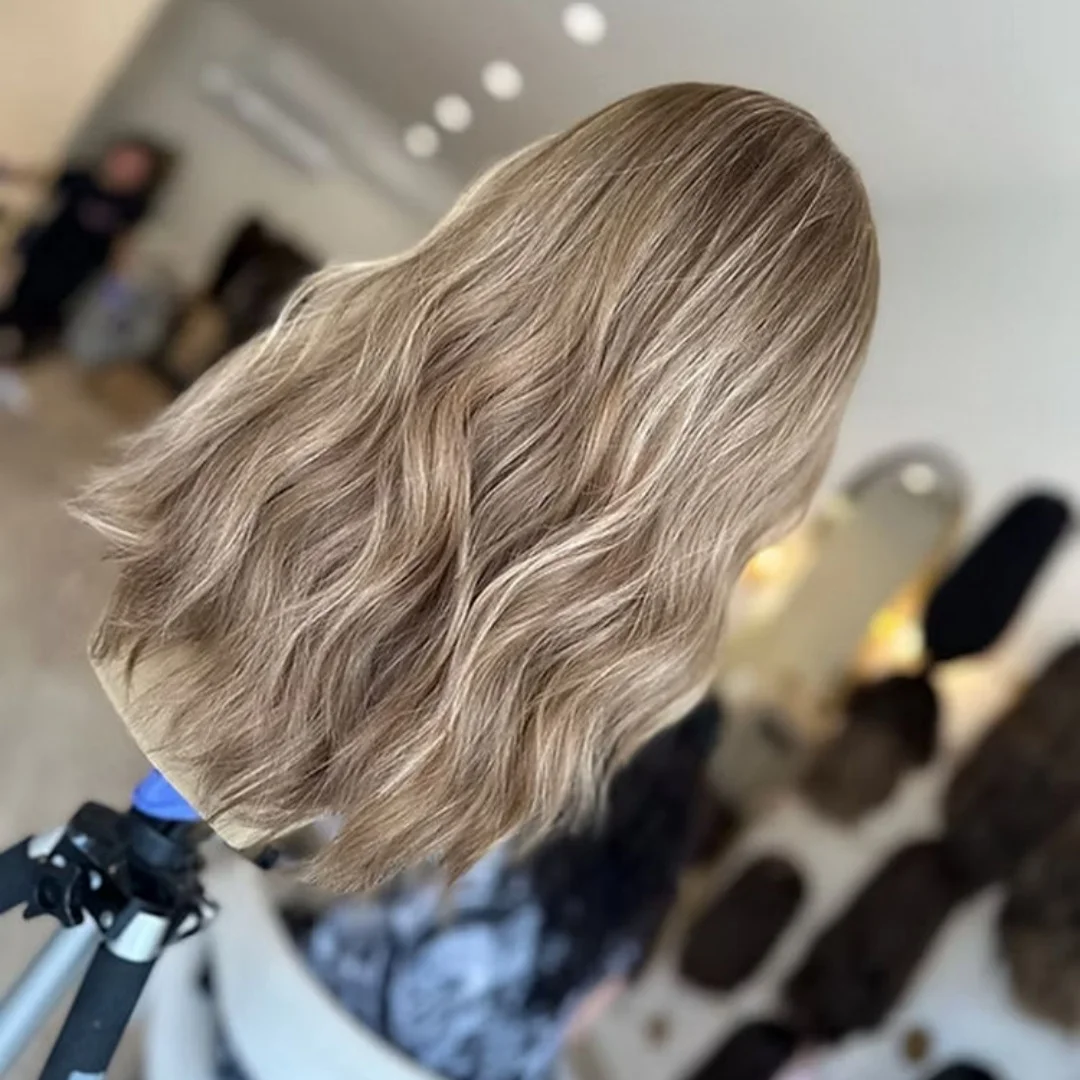 العصرية 13x4 أومبير دسم شقراء HD شعر مستعار دانتيل مع جذور داكنة ألياف مقاومة للحرارة غلويليس شعر مستعار موجة طبيعية الطبقات زي امرأة #1