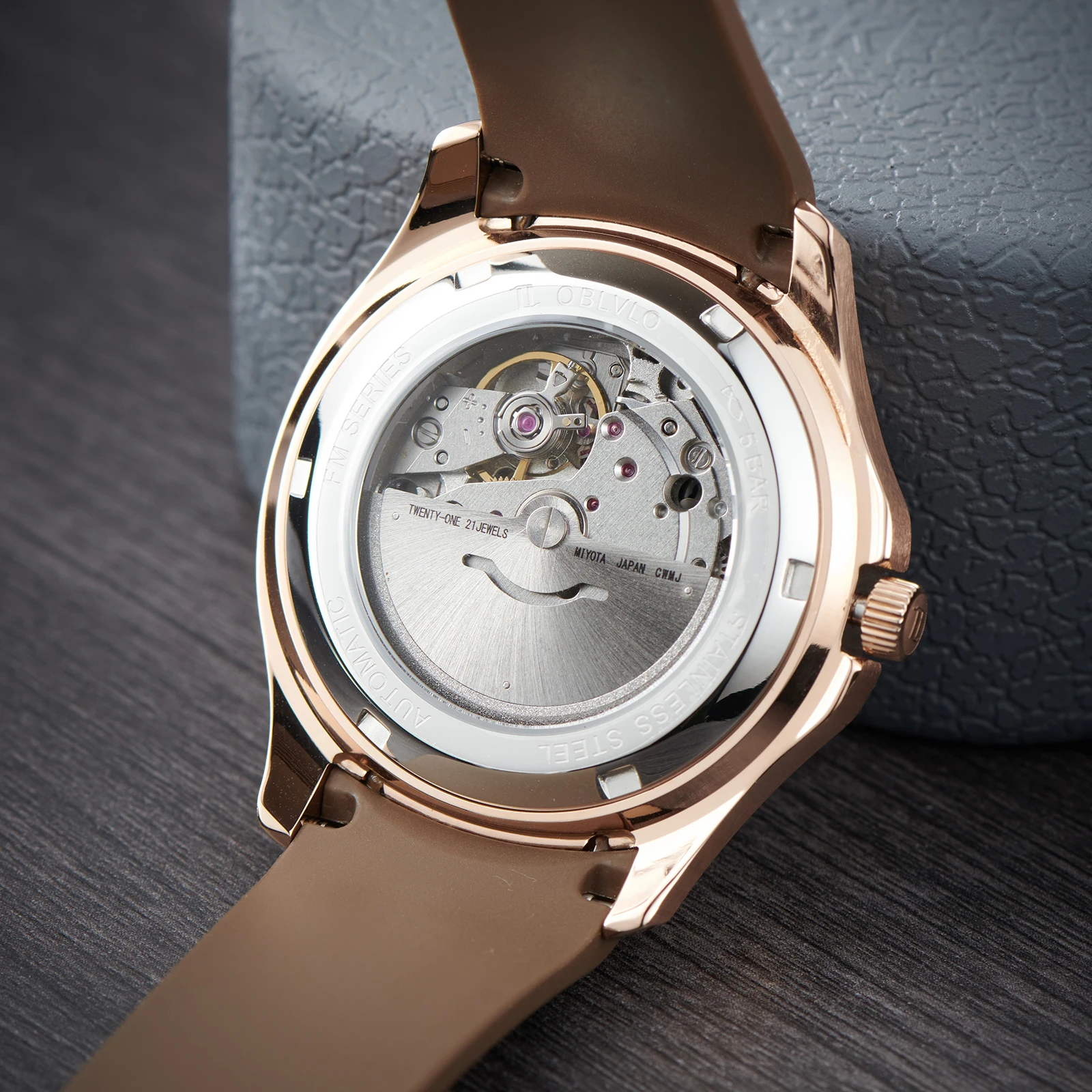 ساعة OBLVLO للرجال الفاخرة الماسية باللون الذهبي الوردي وتاريخ ميكانيكية أوتوماتيكية مقاومة للماء وحزام سيليكون أزرق رياضي FM-SL