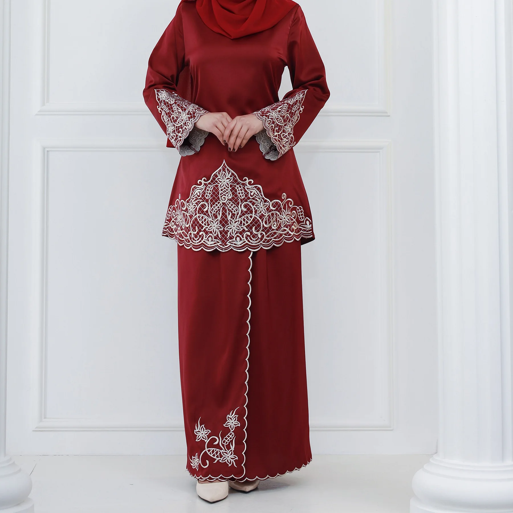 Embroidery Baju - طقم من قطعتين للنساء المسلمات: عباءة