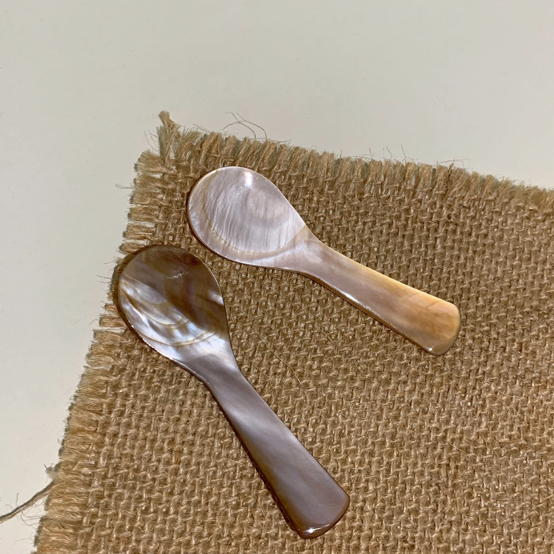 Cute  Natural Shell Small Spoon, Pink‑Coffee & White Mini Caviar Spoon, Creative Seasoning Spoon for Dessert Condiment
