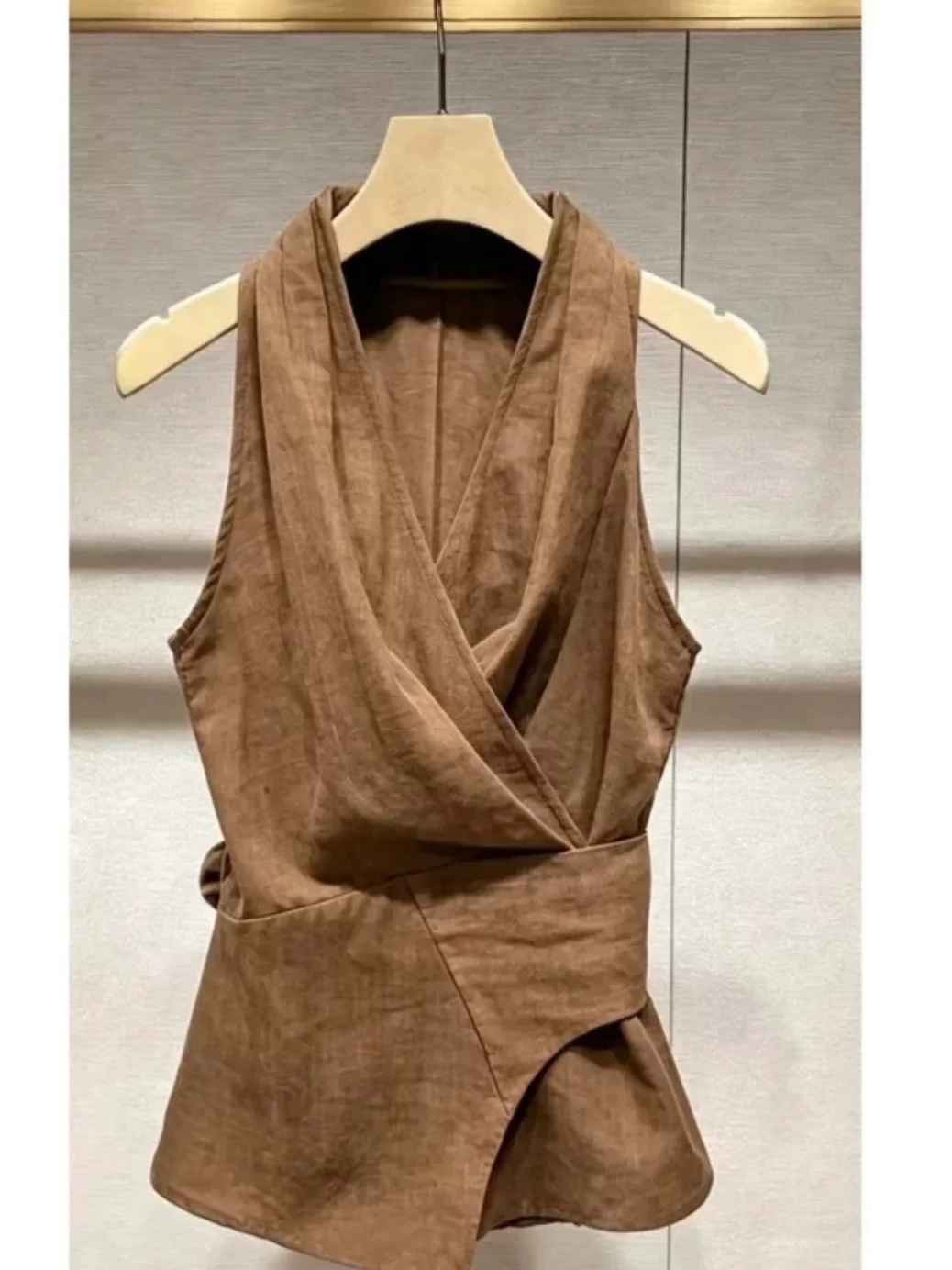 

Summer New Coffee Color Versatile Elegance Women's Shirt Sleeveless Neck Hanging Design French Style Waist Cinched Top