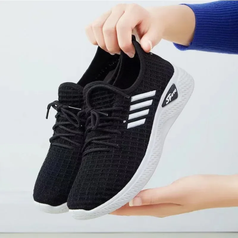 Sepatu trendi baru Fly-Knit Sneakers musim semi dan musim panas sol lembut kasual sepatu ibu jala sepatu pelajar lari Low-Top