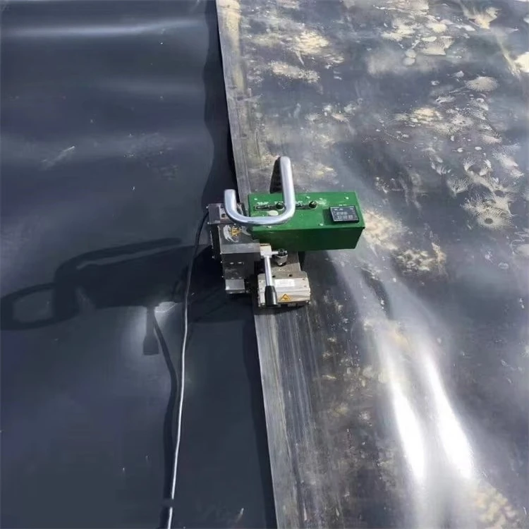 

Low cost automatic portable hot melt geomembrane welding machine for liner