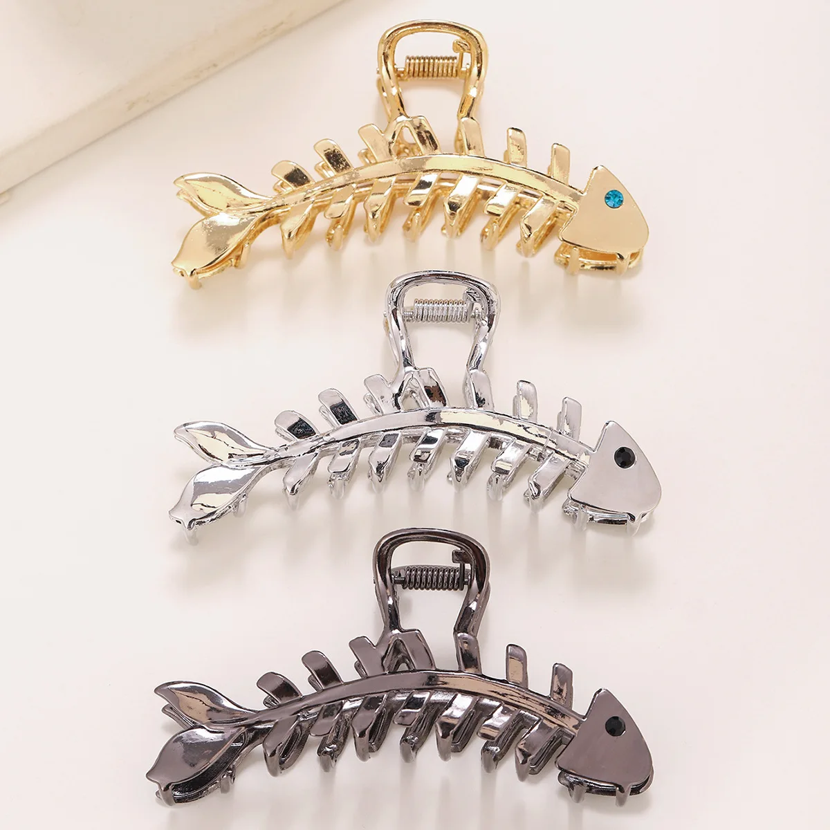 

DS NEW Summer Metal Fishbone Hair Claw 10CM Large Alloy Claw Clips Beach Trendy Hair Clips INS Hair Accessories for Women Girls