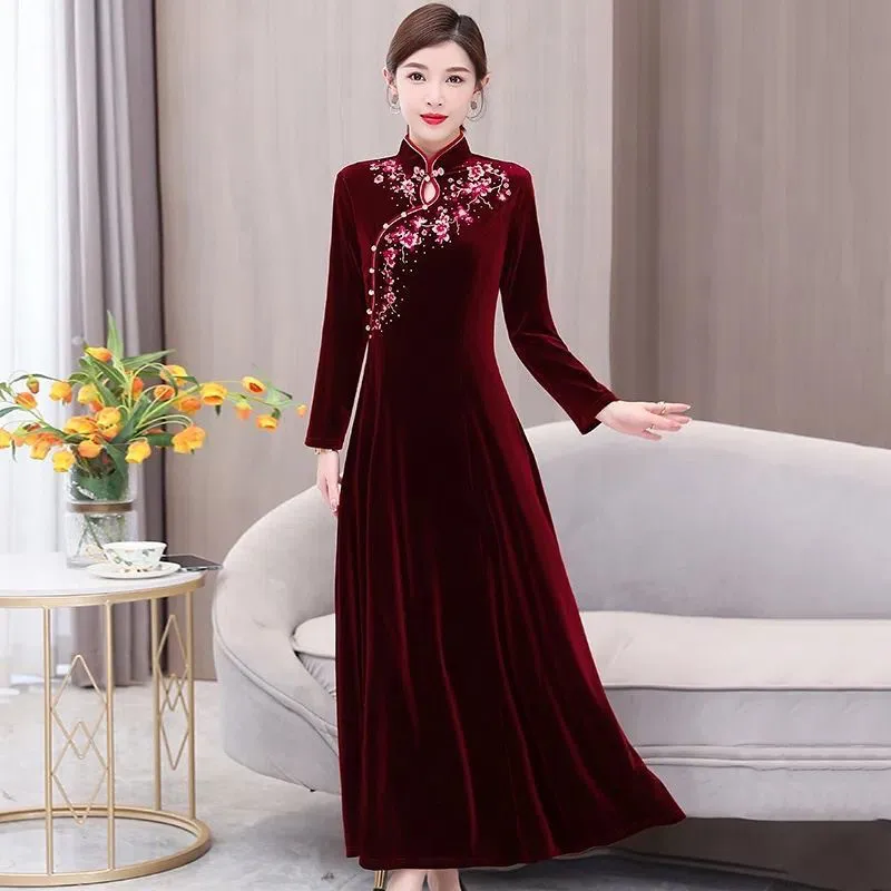 فستان شيونغسام نسائي مطرز مخملي 2025 جديد للربيع والخريف فساتين زفاف بأكمام طويلة ملابس نسائية