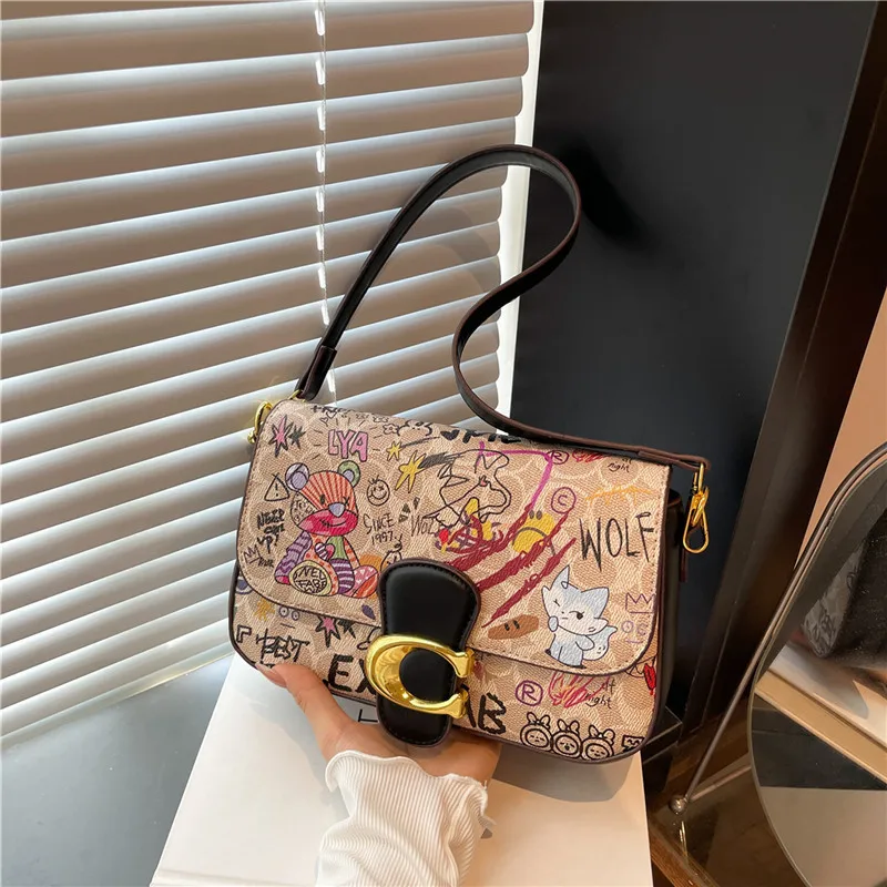 حقيبة جرافيتي على شكل دب على شكل حرف C لعام 2025 - حقيبة كتف صيفية أنيقة تحت الإبط للتجارة الخارجية الأكثر مبيعًا #1