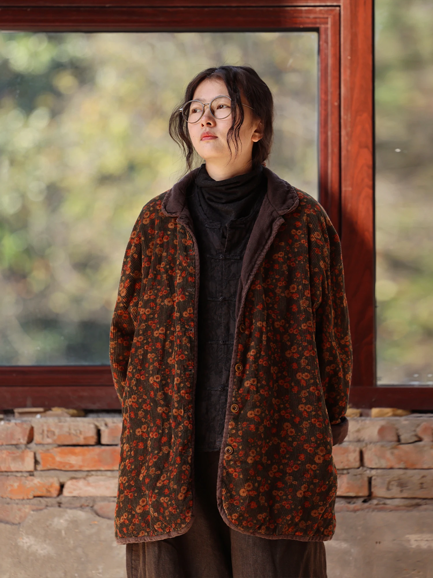 

Вельветовое длинное пальто свободного кроя из чистого хлопка от lu Zoucai. Удобное тепло для зимних поездок. Длинное пальто средней длины.