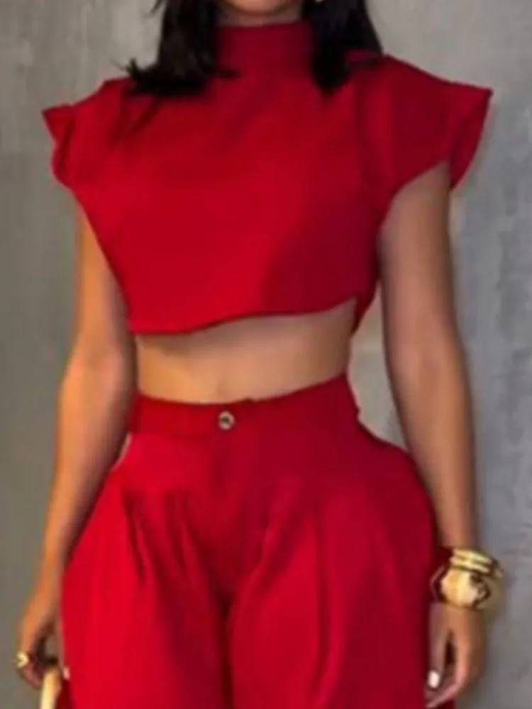 Modny komplet damski na lato: krótki top z półgolfem i spodnie z wysokim stanem, dwuczęściowy, jednolity kolor, seksowny, casualowy.