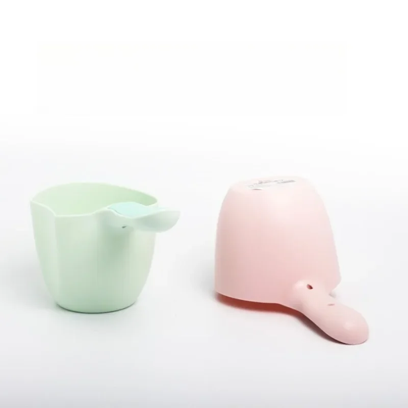 Ergonomischer Baby-Badelöffel, Spritzbecher zum Shampoo-Wasserspiel, weiche, abgerundete Kanten für die Sicherheit von Kleinkindern