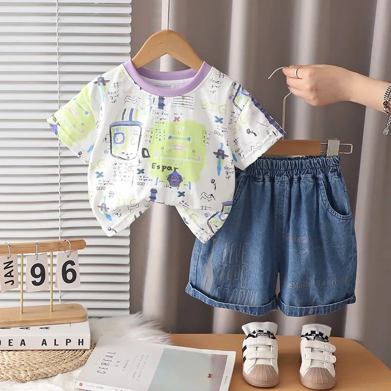 

Летний костюм для мальчиков 2026: Корейский комплект детской одежды с мультяшным принтом, футболка с коротким рукавом и шорты, две части