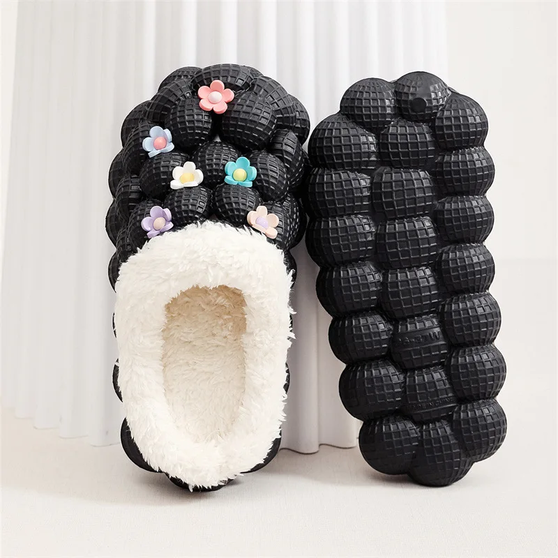 Zapatillas tipo zueco de felpa a la moda de invierno para mujer, hebilla de conejo con flores y corazones, suela de burbuja suave para caminar al aire libre informal diario