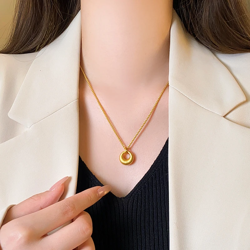 Retro Sandgoldfarbene Matte Runde Anhänger-Halskette für Damen und Herren Sommer 2026 Trendiger Schmuck Schlüsselbeinkette Accessoire – Detail 13