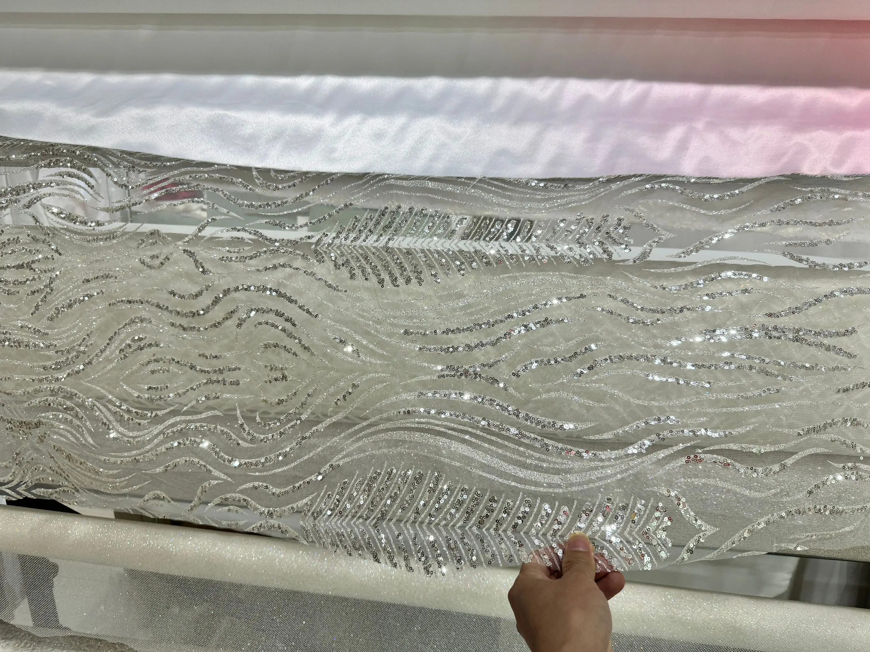 New Fashion Embroidered Gilding Fabric For Wedding Dress Lace Glued Glitter Dry Mesh Shiny Material