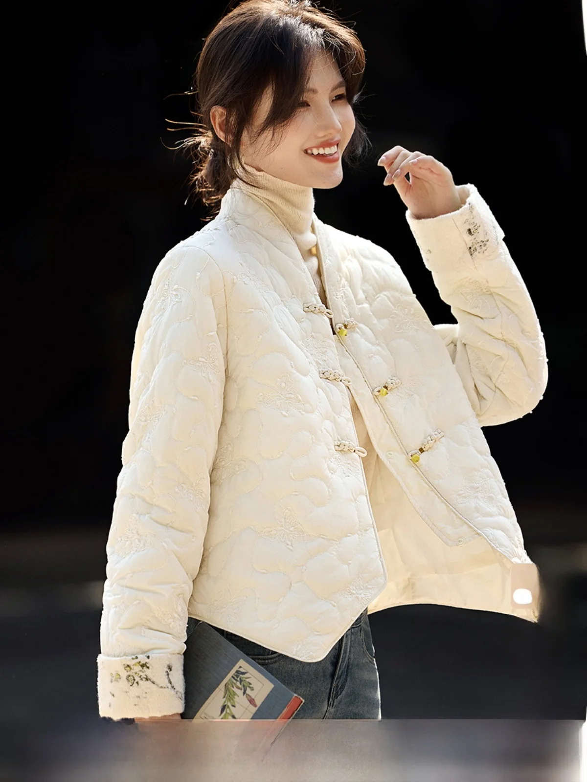 

White Spliced Cotton Jaet Women's Faionable Embroidered Button Design Autumn Winter Thiened Cotton Outerwear Coat