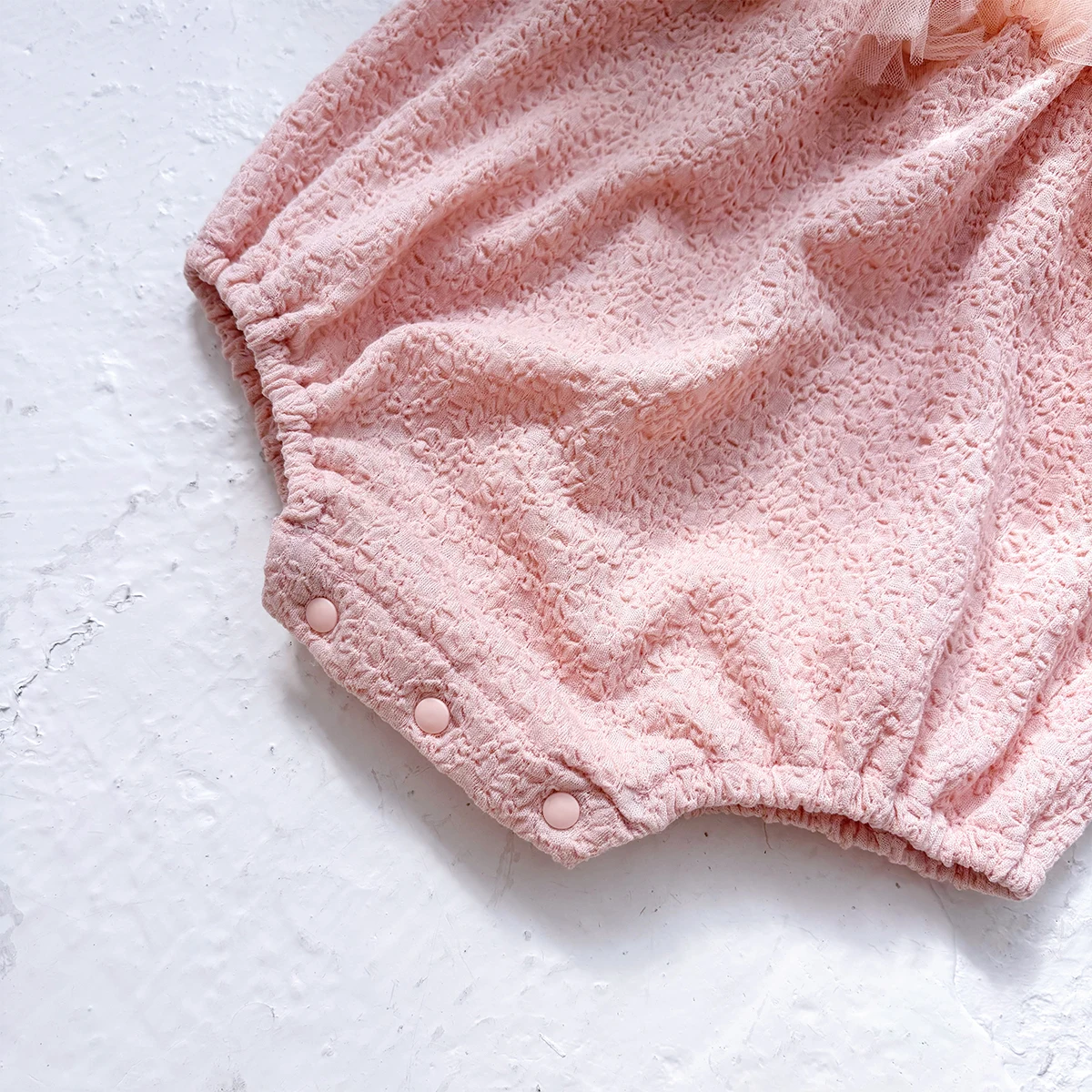 بذلة صيفية للفتيات الصغيرات حلوة وجذابة بحزام من الدانتيل الشبكي، بذلة ناعمة ومريحة للأطفال، مناسبة للارتداء في الهواء الطلق