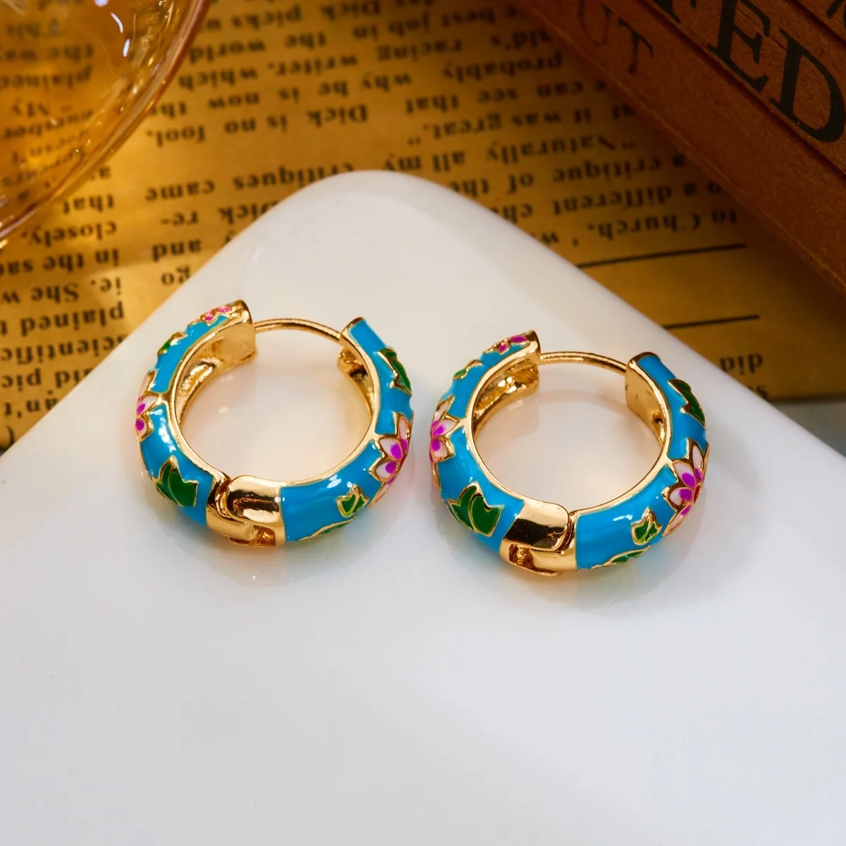Süße bunte Emaille-Gänseblümchen-Ohrstecker für Damen und Herren, elegante geometrische Creolen mit Gittermuster, Schmuck – Detail 28