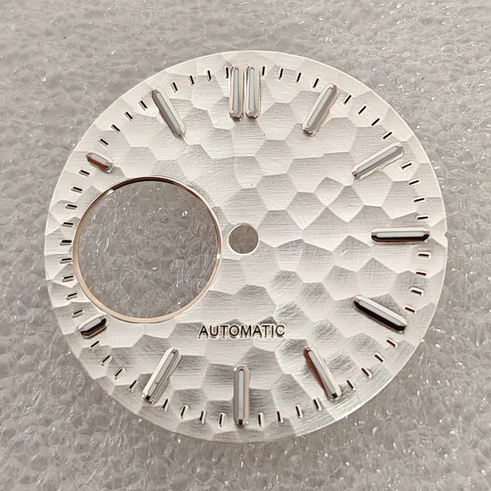 Nuovo quadrante geometrico personalizzato per orologio verde luminoso da 28,5 mm per movimento NH38