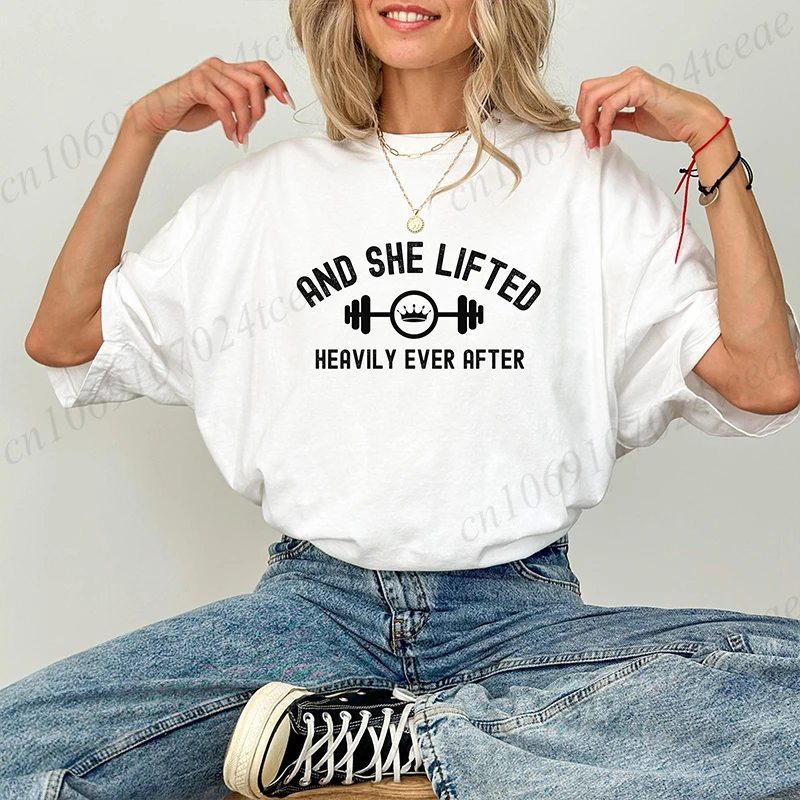 

And She Lifted Heavily Ever After Print Женская летняя футболка с круглым вырезом Забавные топы для фитнеса Футболка для тренировок в тренажерном зале Женская повседневная одежда