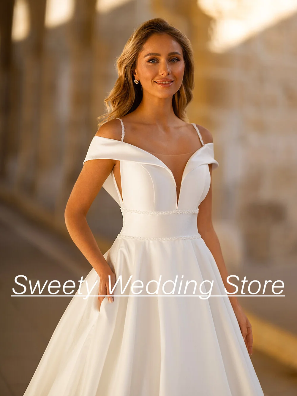 فستان زفاف أنيق من الساتان للنساء ، مكشوف الكتفين ، فتحة رقبة حرف V ، أشرطة رفيعة ، حزام مطرز ، خط ، فستان زفاف عاري الظهر ، صوفي