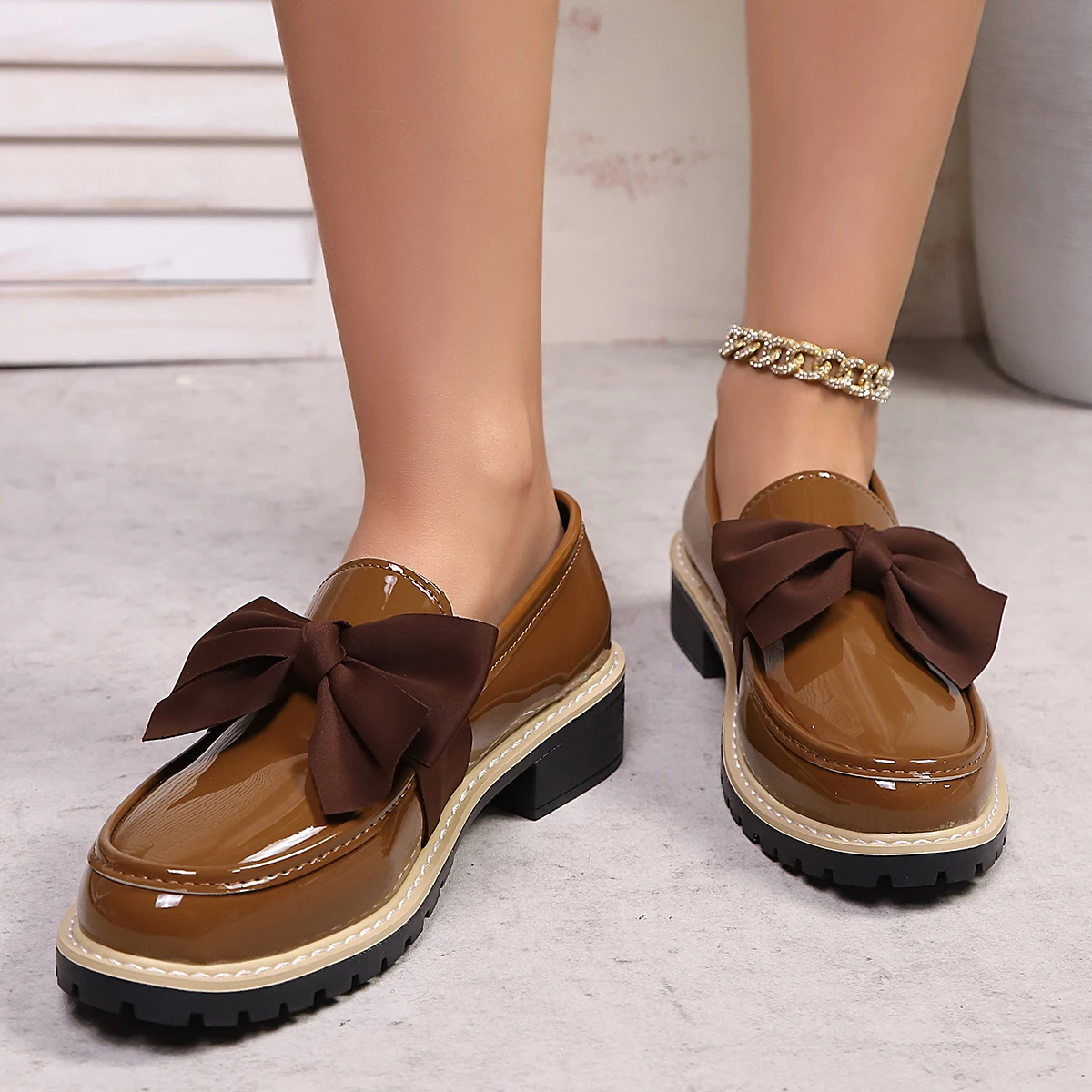Frühling und Herbst Bestseller Rutschfeste Komfortable Hochhackige Schuhe Modische Neue Runde Spitze Elegante Lässige Damenschuhe