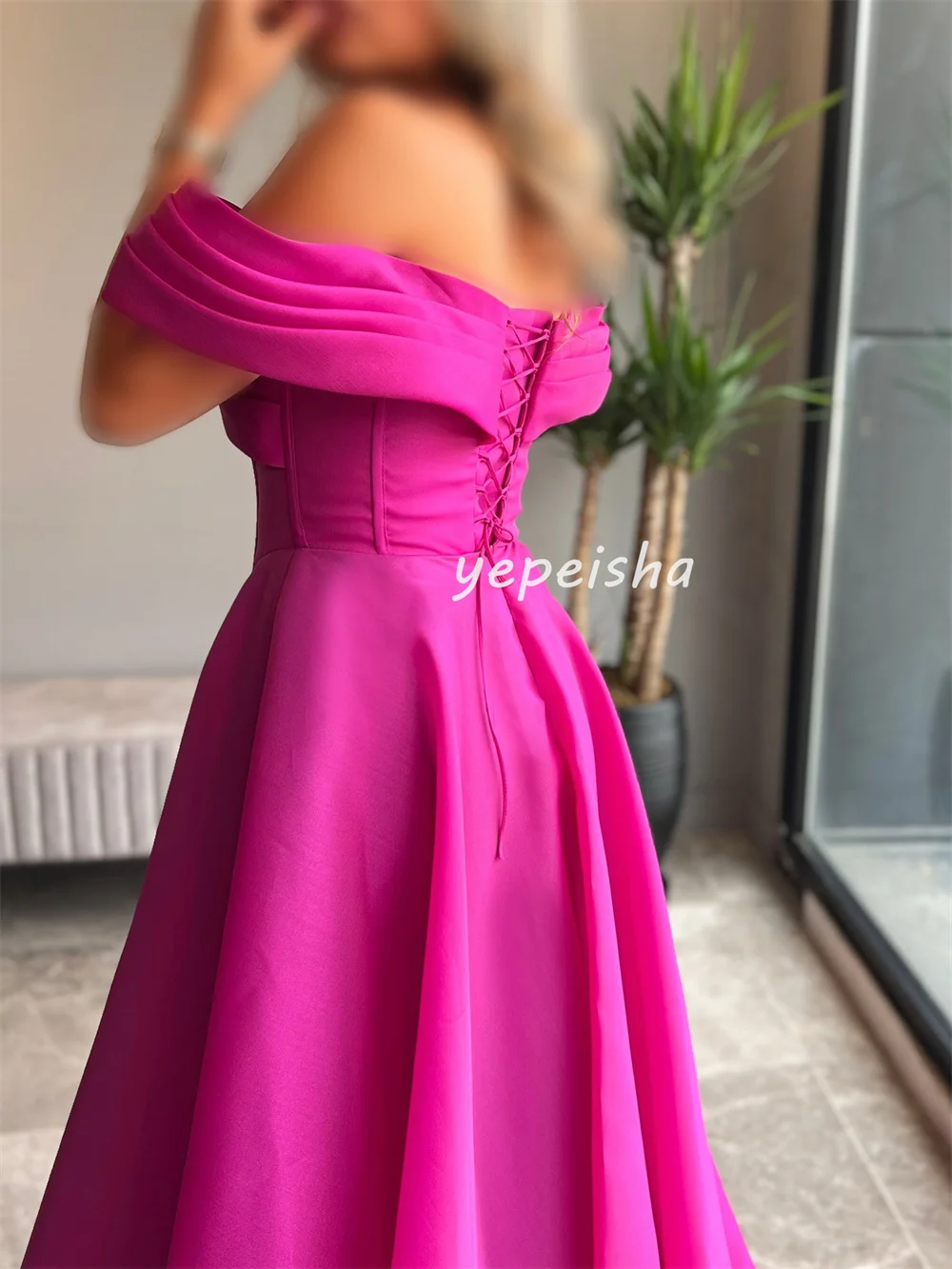 Abiti lunghi personalizzati con pieghe drappeggiate a trapezio con spalle scoperte Abiti da cerimonia su misura Squisiti sexy di alta qualità