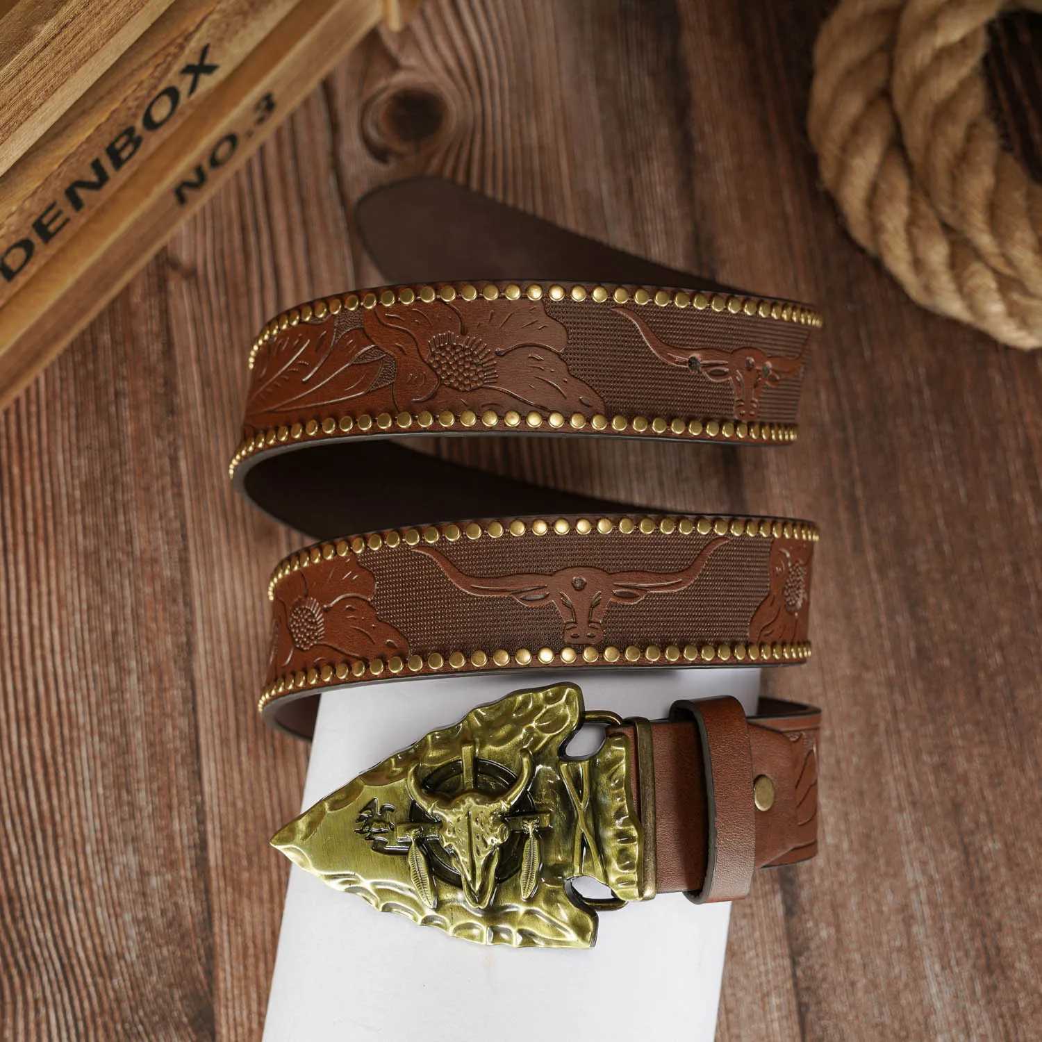 Fish-shaped pointed horn bull head buckle retro and fashionable bull head PU embossed rivet belt