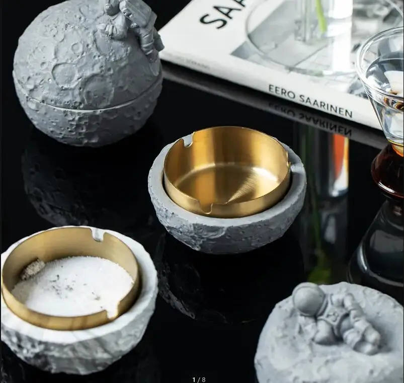 

Cement Metal Ashtray Anti-fly Ash Portable Car Spaceman Decoration Home Art Gift for Boyfriend