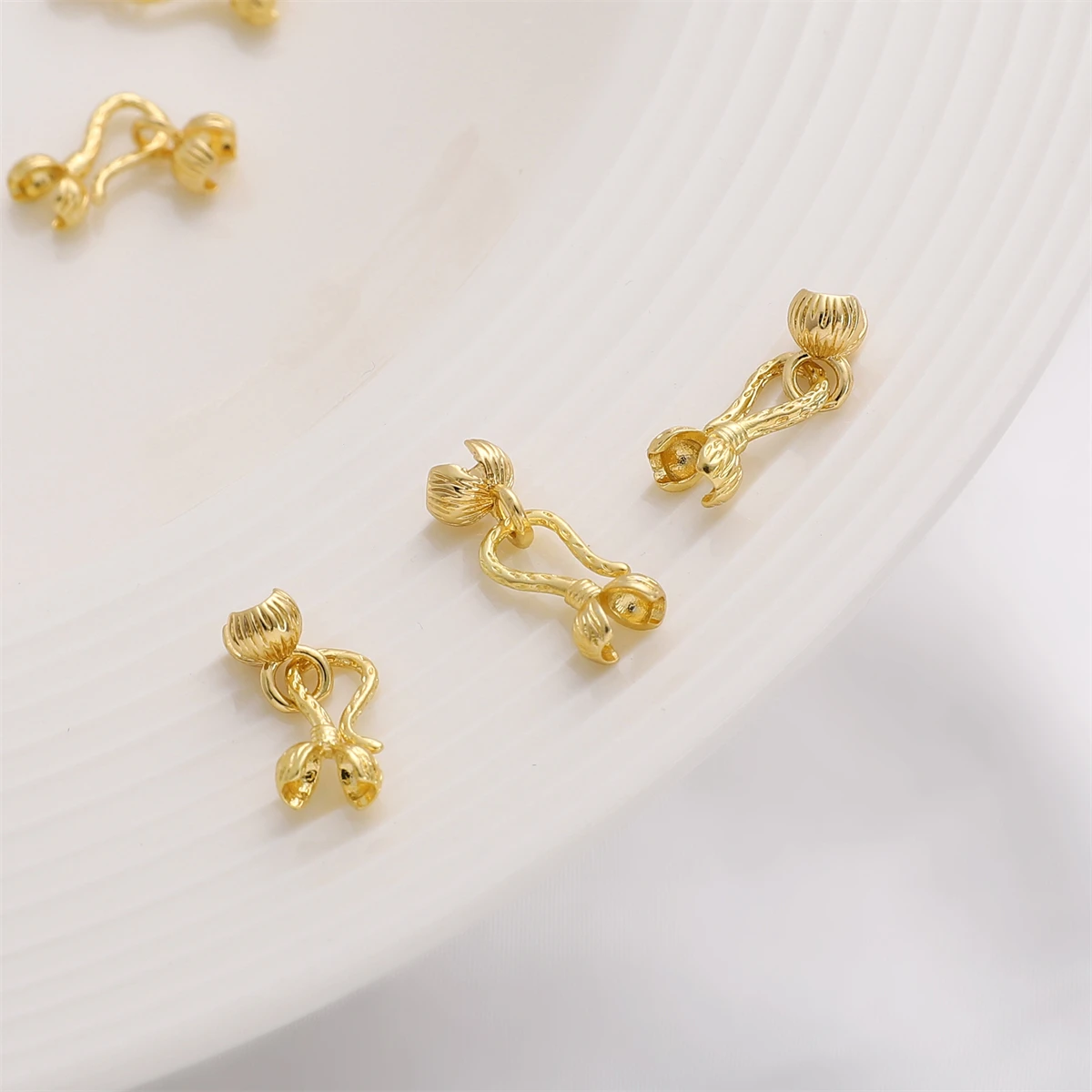 1Set 14K Gold Plated Brass Crimp Clasp Chinese Style Floral Fish Hook Clasp for Necklace Bracelet DIY Jewelry Making Findings