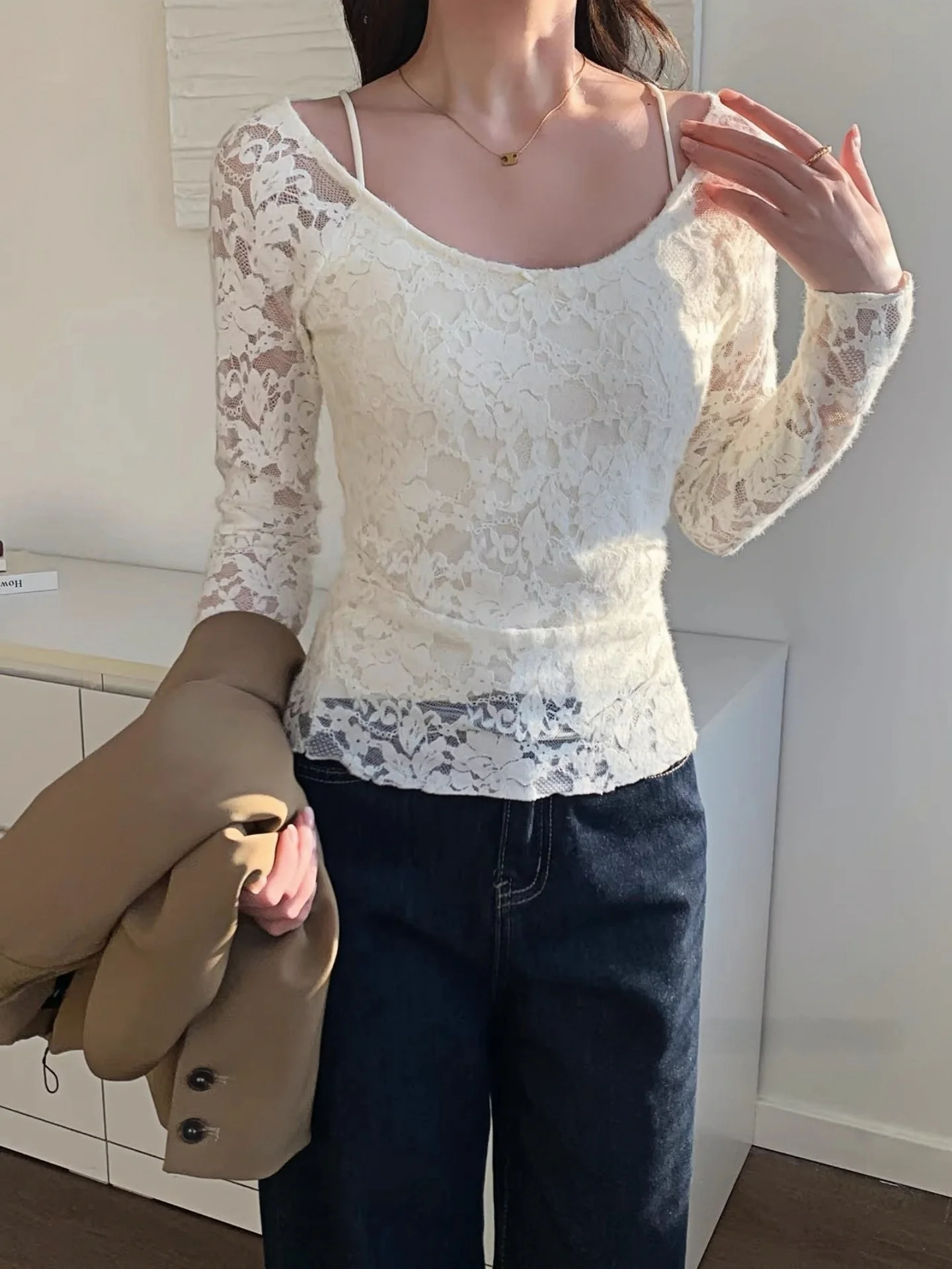 

Французская кружевная блузка для женщин, осенне-зимняя теплая базовая одежда, с вырезами, со встроенными чашечками, из струящегося льна