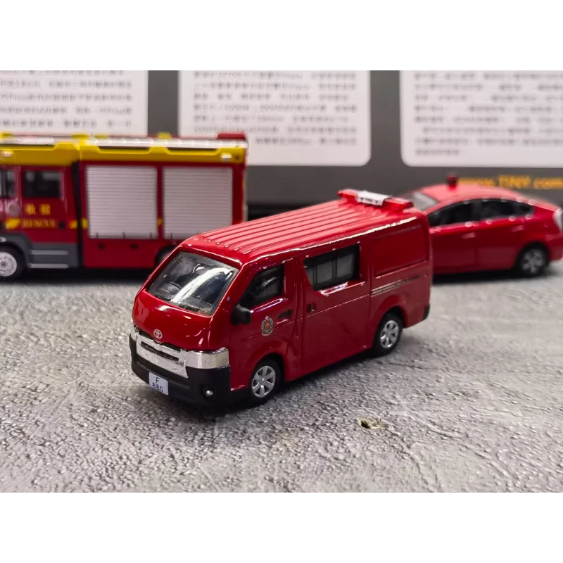 Diecast TINY BS03 Hong Kong conjunto de motor de bomberos nuevo Toyota Hiace Prius puerta coche en miniatura de aleación juguete coleccionable regalo exhibición de recuerdo