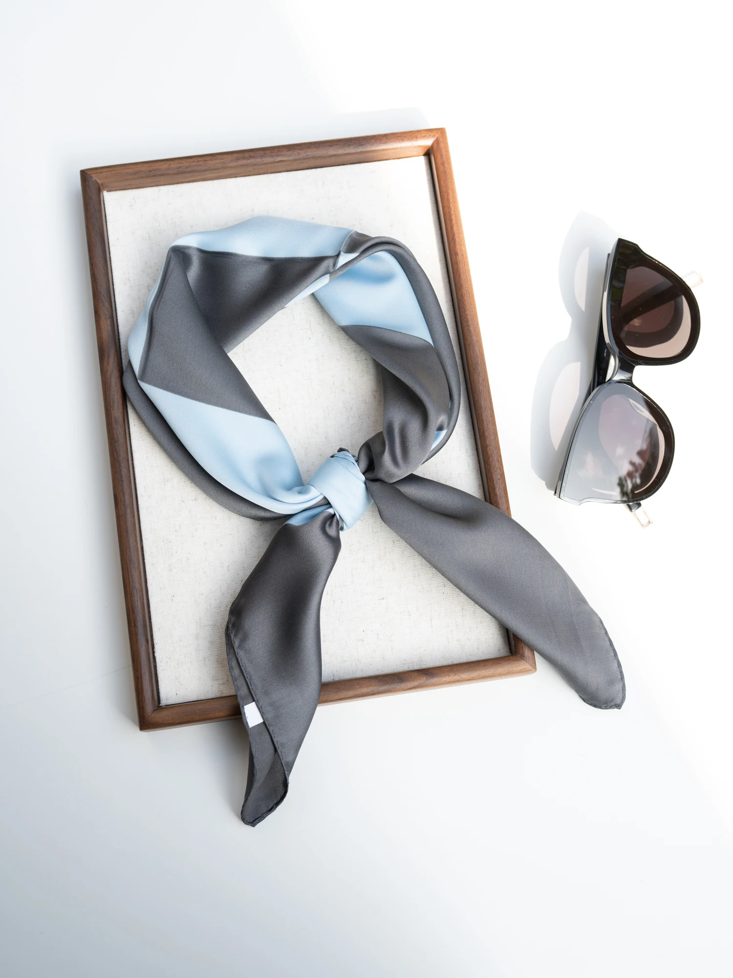 sciarpa-da-donna-gotan-bianca-con-blocchi-di-colore-blu-grigio-chiaro-elegante-e-semplice-grande-sciarpa-in-seta-per-tutte-le-stagioni-primavera-estate-autunno