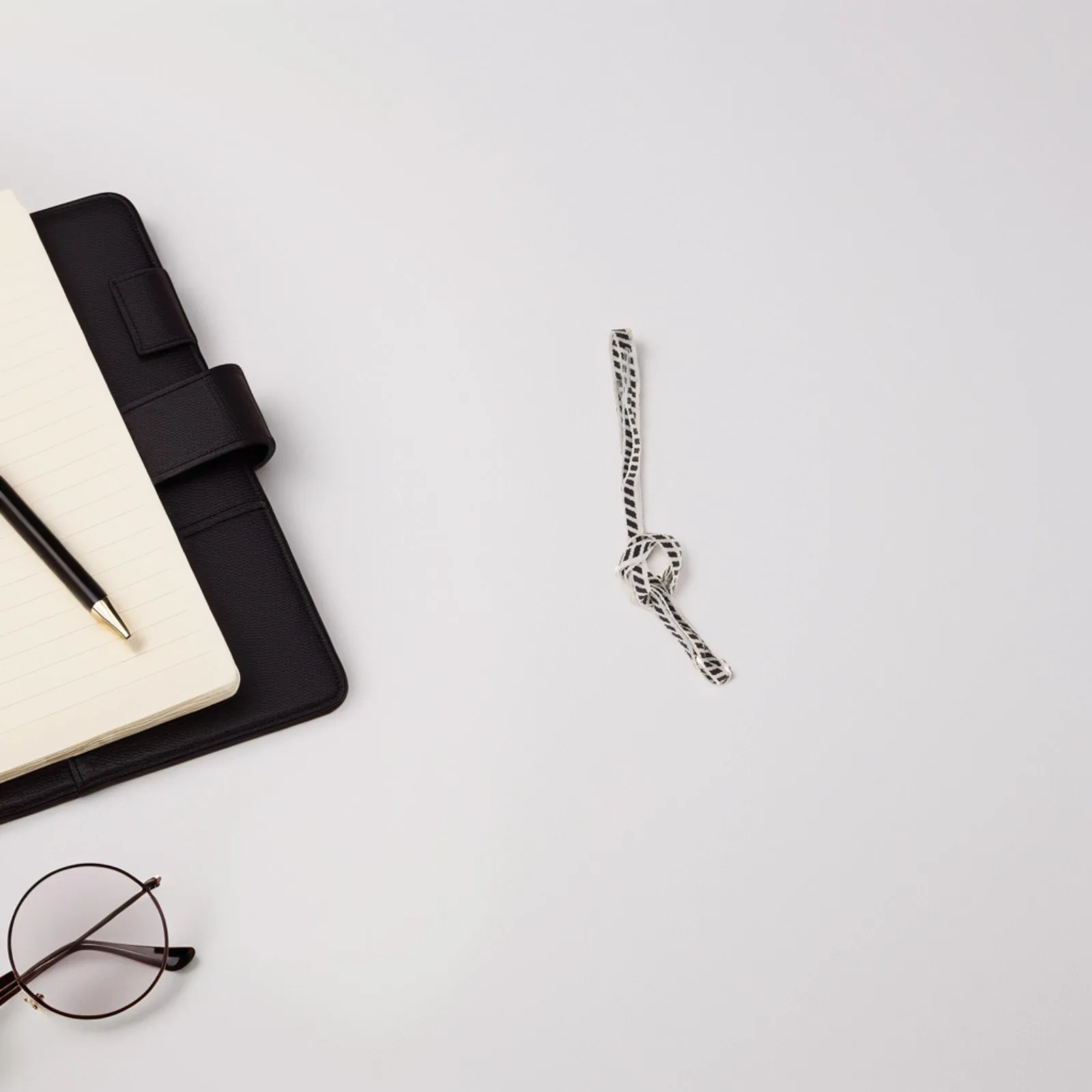 

2 шт. плоские светоотражающие шнурки для кроссовок, светящиеся в темноте защитные шнурки, сменные шнурки для спортивной обуви, моющийся полиэстер