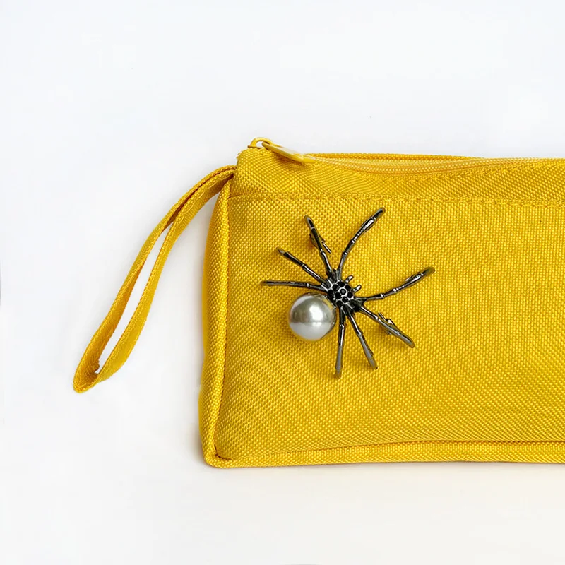 Fashion Personality Black Spider Pearl Brooches Punk Halloween Metal Pin Backpack Clothes Lapel Badge Retro Jewelry Wholesale