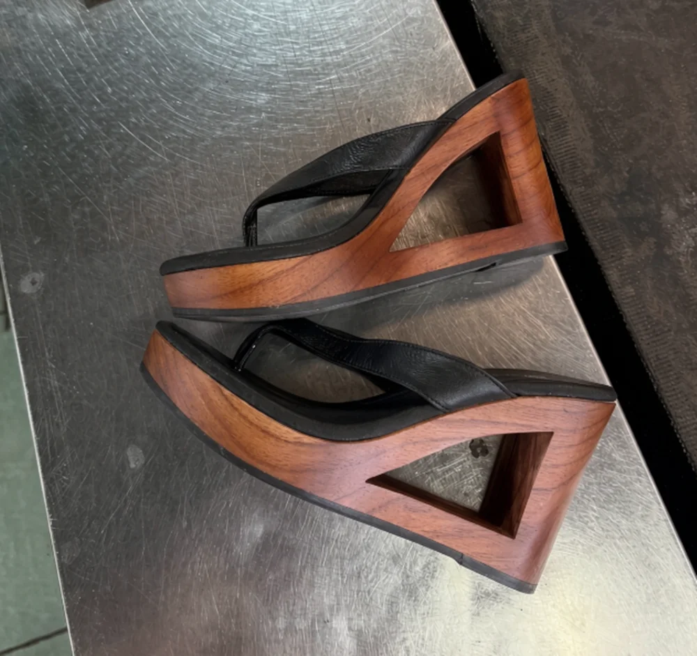 Retro‑Style Cut‑Out Wood Wedge Sandals Black Faux‑Leather Strap Thong Flip‑Flops Slip‑On Open‑Toe High Platform Heel Slippers