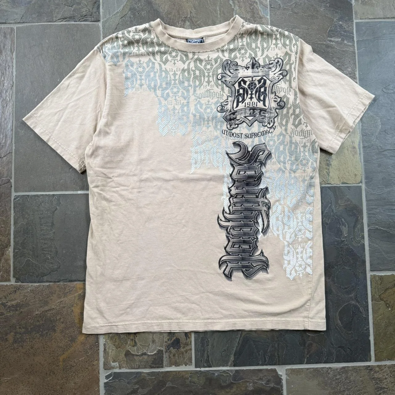 

Мужская коричневая футболка Southpole 2000-х годов с кремовым узором, серебряная декоративная графика, уличная мода, городской повседневный топ с короткими рукавами