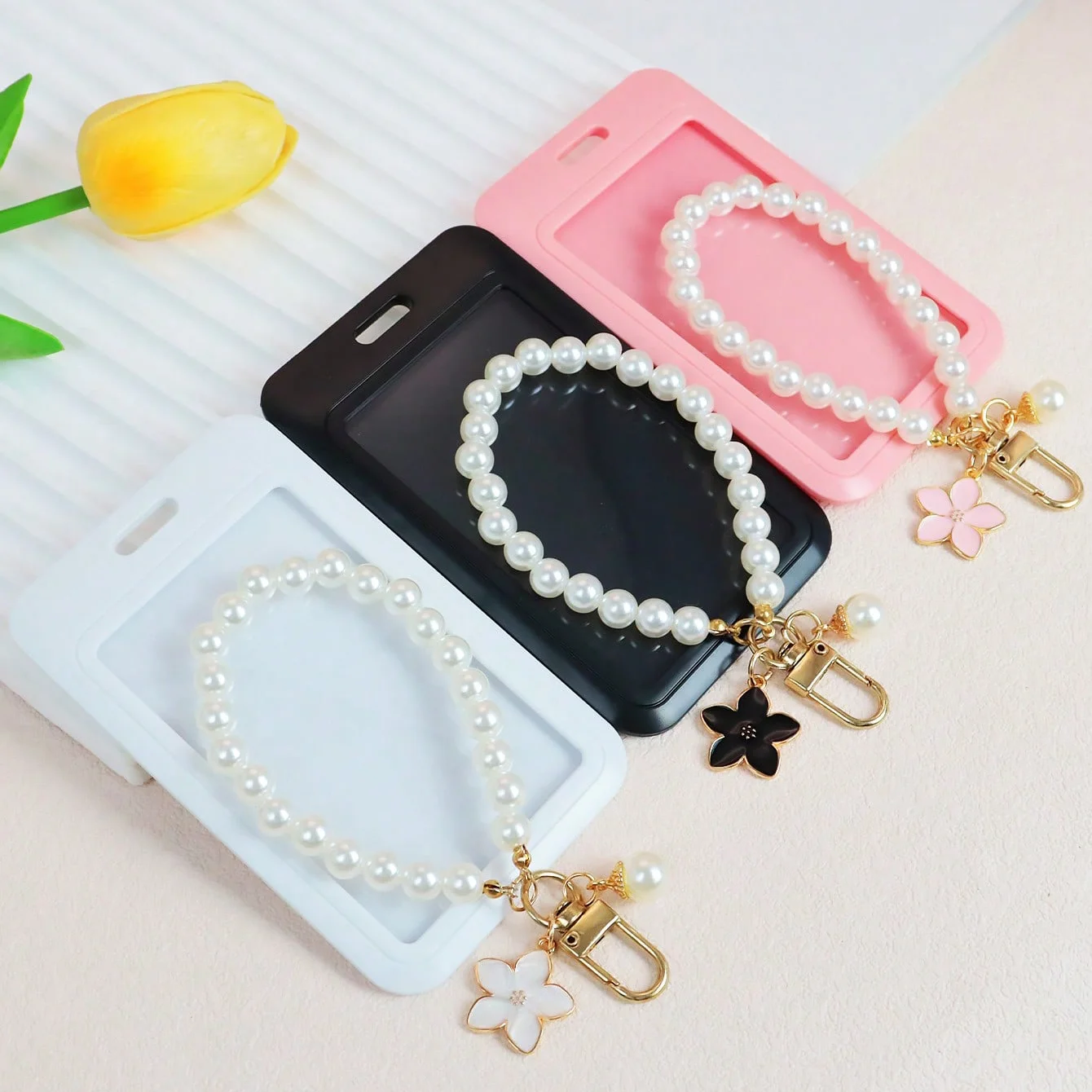 حبل معصم على شكل سلسلة مفاتيح لؤلؤية لطيفة مع حامل بطاقة الهوية وإكسسوارات زهور بحافة معدنية هدية أنيقة أنيقة للنساء والزوجة والأم #3