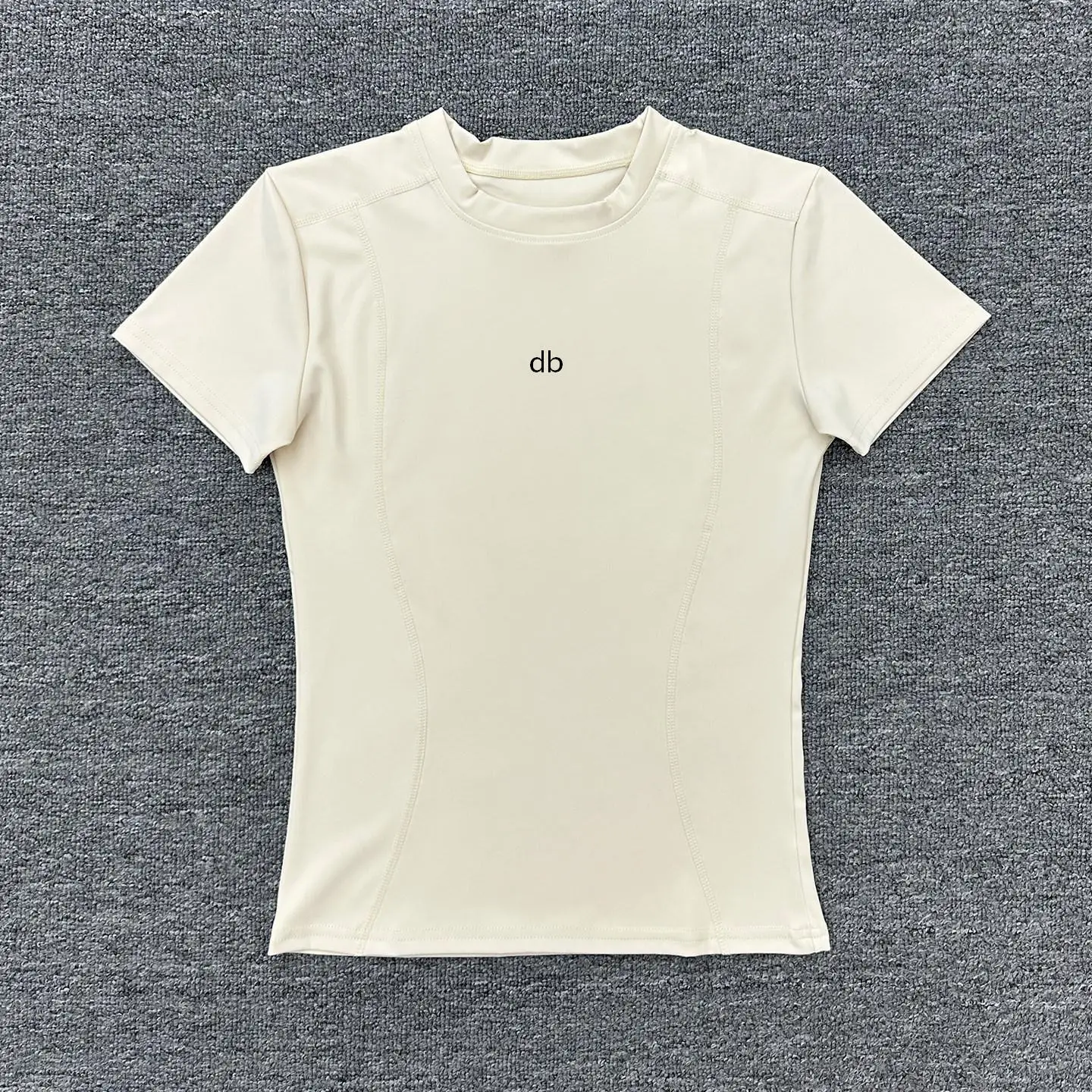 Simple sporty short-sleeved T-shirt for women, quick-drying and breathable, suitable for yoga, running and fitness training.