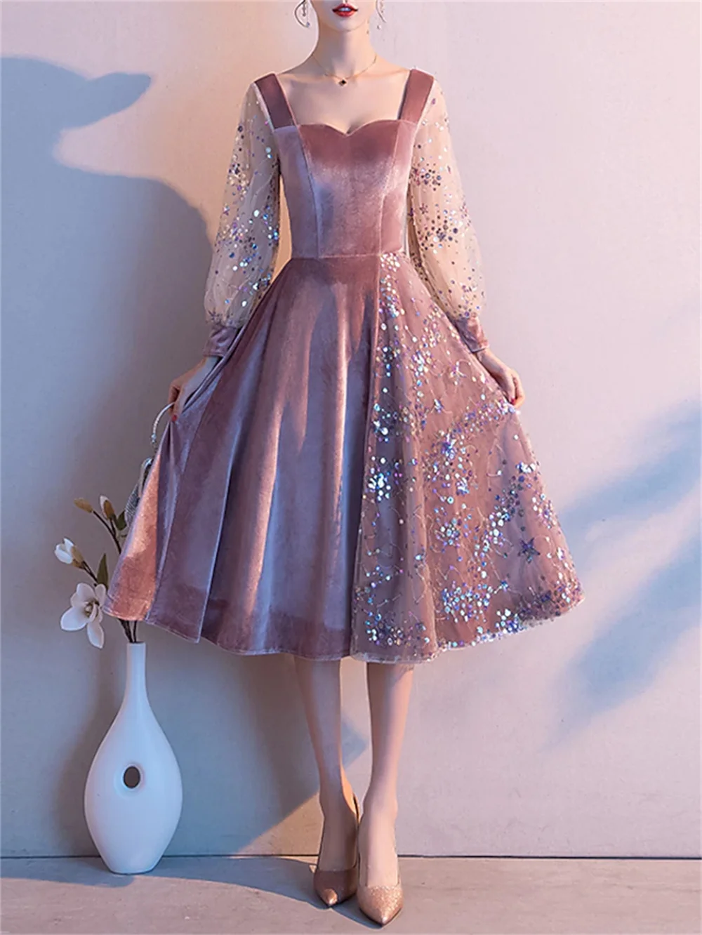 Vestido de fiesta de cóctel de regreso a casa de princesa minimalista, escote de corazón, manga larga, longitud del té, terciopelo con empalme de lentejuelas