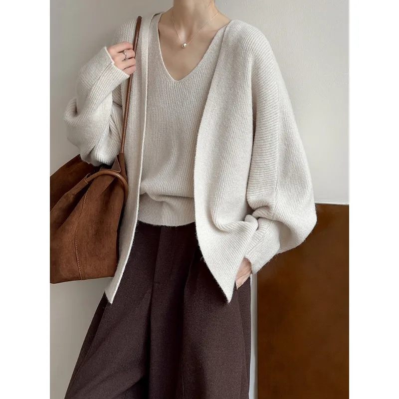 Sweter dzianinowy w jednolitym kolorze, w stylu wczesnej jesieni, luźny, typu kardigan, zapewniający uczucie chwielu.